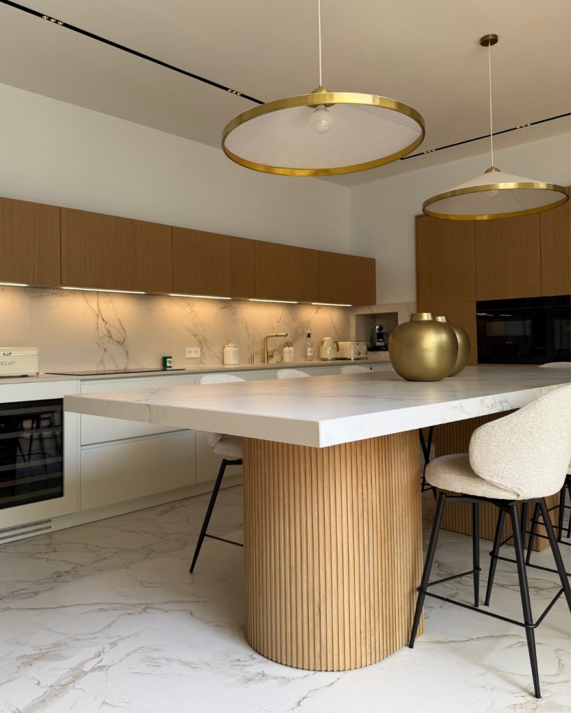 Plan de travail Dekton Entzo dans une cuisine sur mesure réalisée par CP Cuisine Agencement
