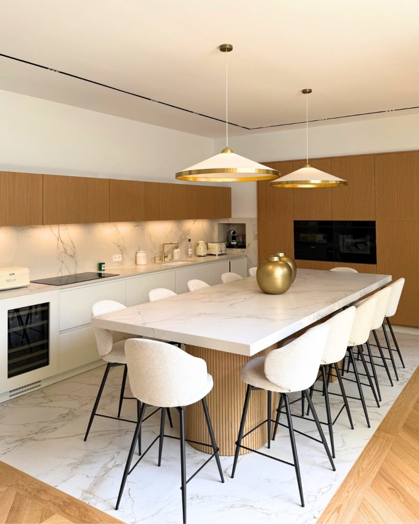 Cuisine en chêne avec plan de travail Dekton — CP Cuisine Agencement